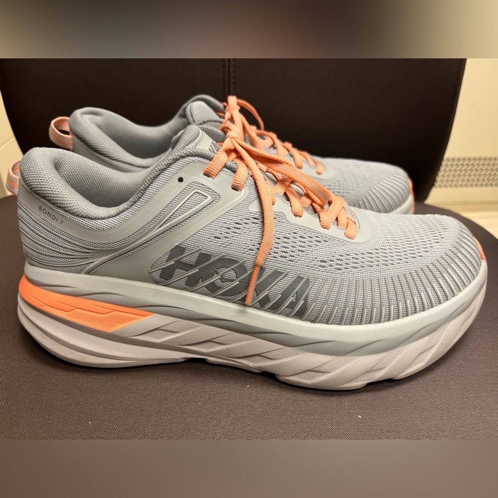 LIKE NEW! Womens HOKA Bondi 7